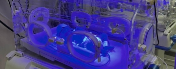 Кампанията „Малки стъпки на големи герои“ осигурява жизненоважни консумативи за недоносените бебета